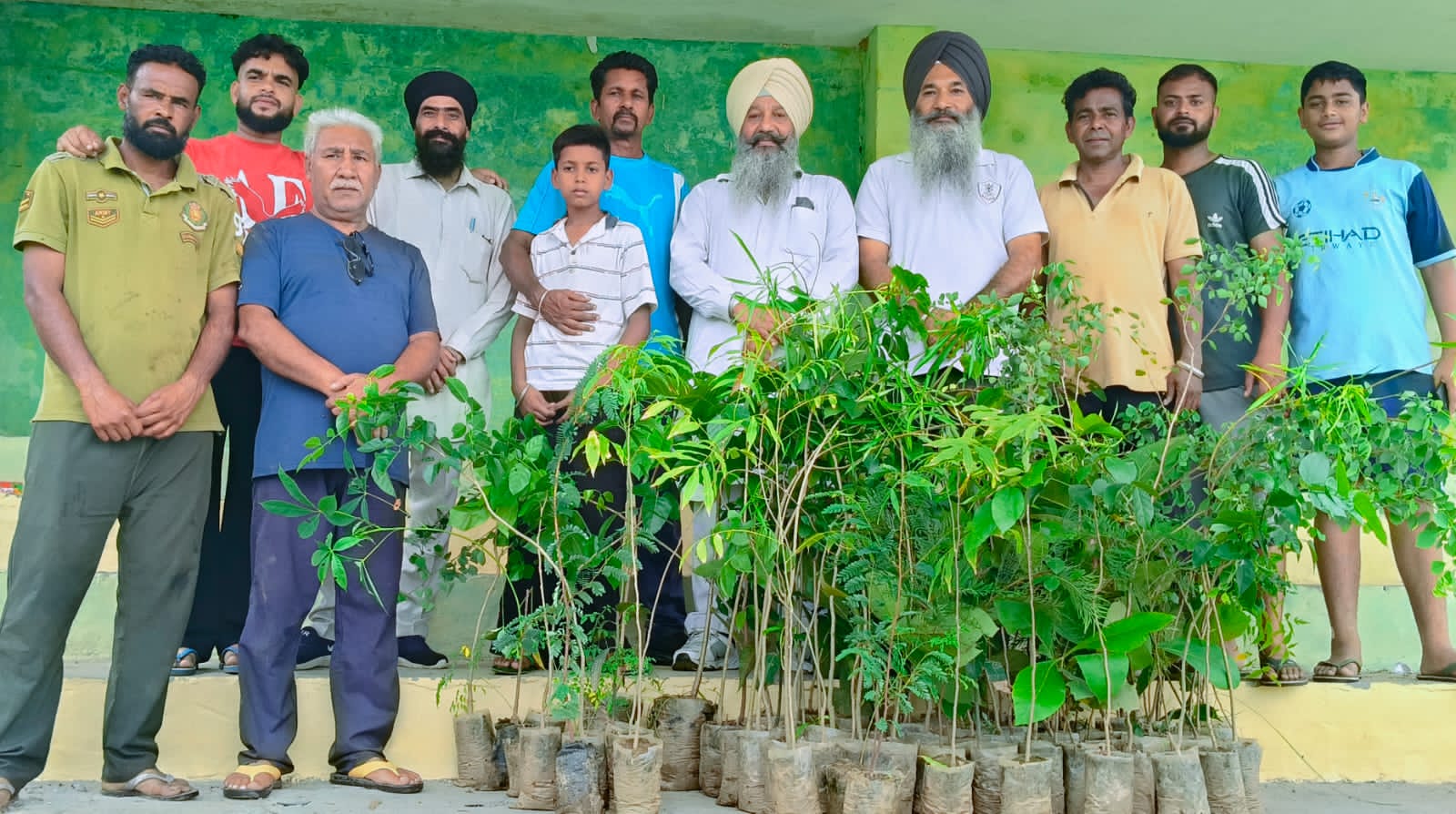 ਪਿੰਡ ਚੱਕ ਮੱਲਾਂ ਵਿਖੇ 105 ਵਿਰਾਸਤੀ ਫ਼ਲਦਾਰ ਅਤੇ ਛਾਂਦਾਰ ਬੂਟੇ ਲਗਾਏ ਗਏ